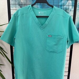FIGS Men's Scrub Top